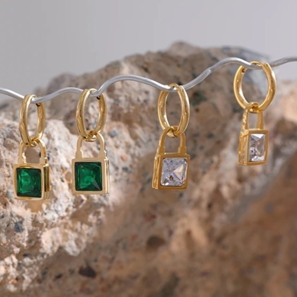 ⭐️ 𝅺NEW Clear or Emerald Green Gemstone 18K Gold Plated Hoop Earrings - Picture 14 of 15